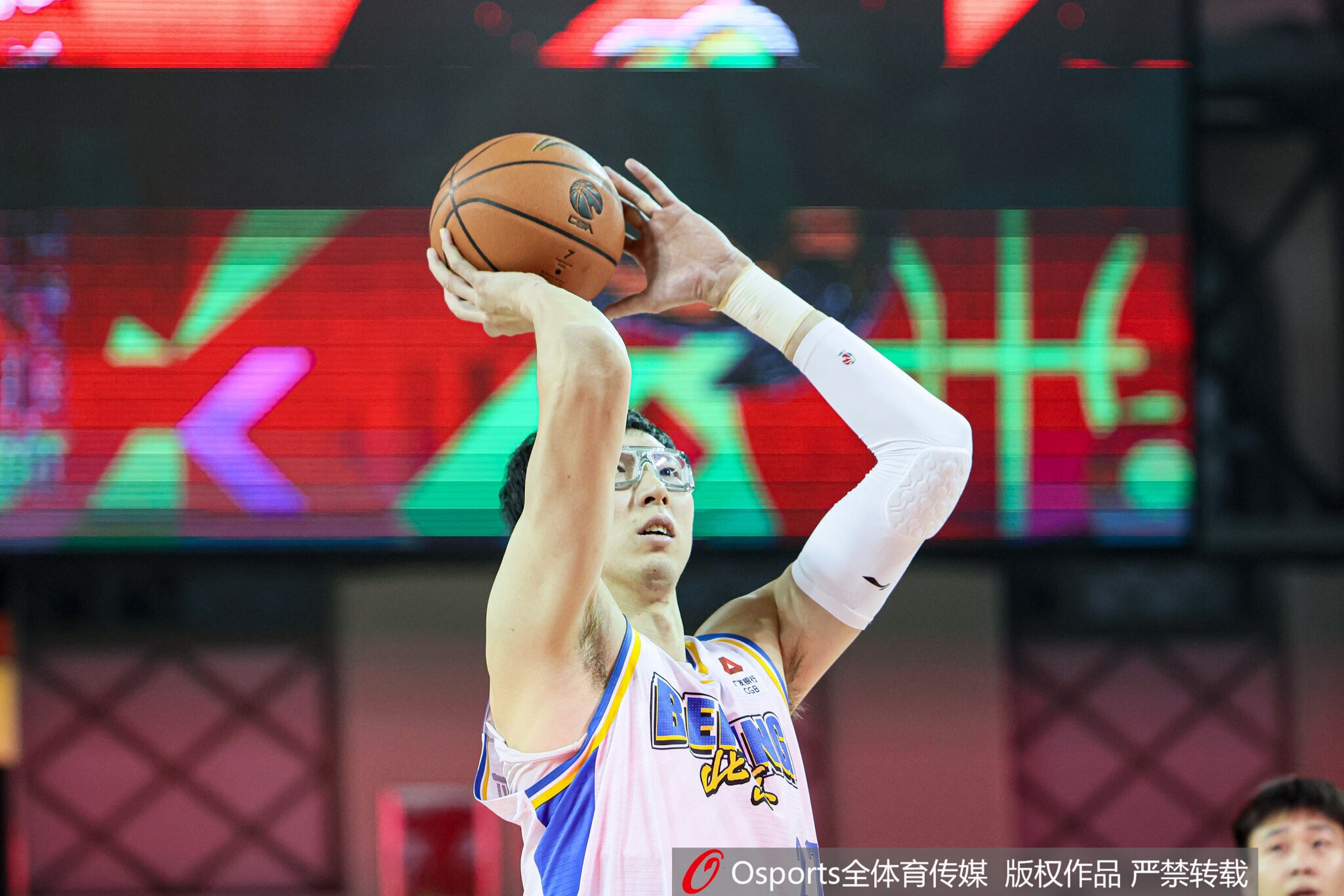 周琦的攻防统治力改变了比赛 这是他加盟北京后的最佳一战
